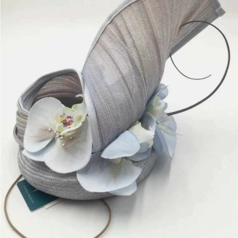 Amazing piece to make an entrance during high tea or gala event with a style💓